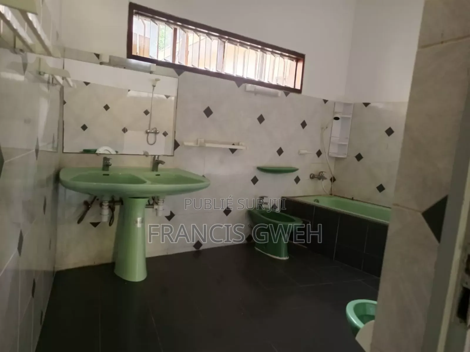 4chbre Villa dans Francis Gweh, Cocody à Louer