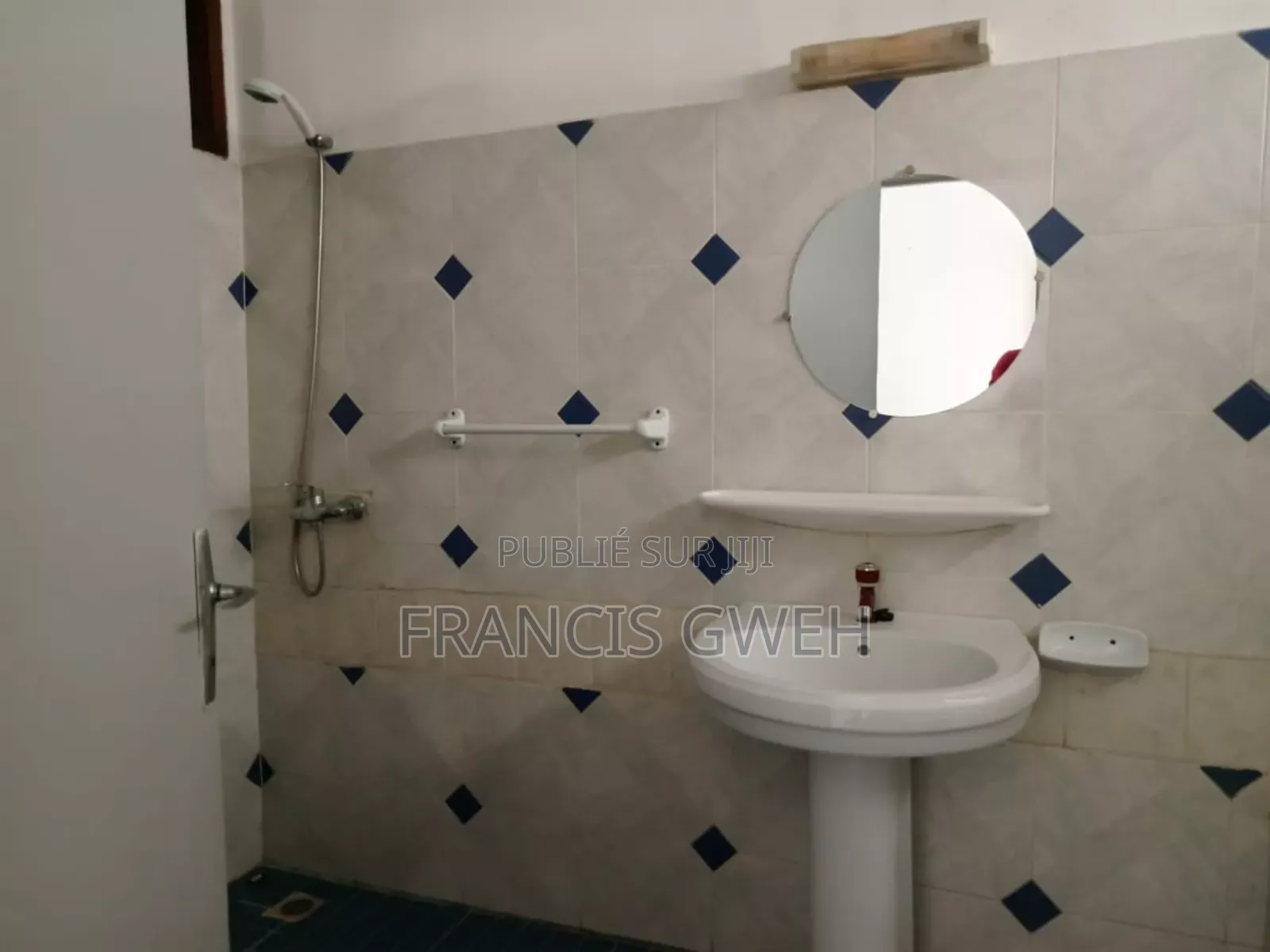 4chbre Villa dans Francis Gweh, Cocody à Louer