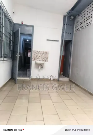 3chbre Villa dans Francis Gweh, Cocody à Louer