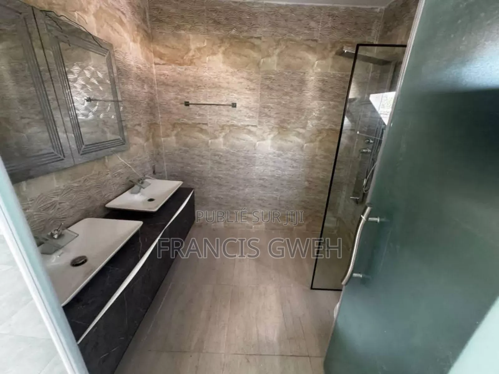 6chbre Duplex dans Francis Gweh, Cocody à Louer