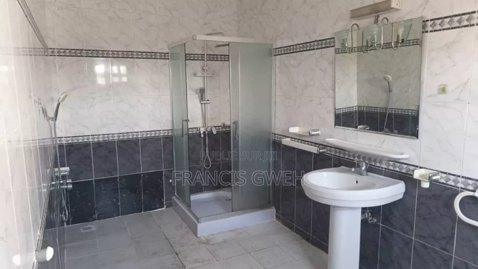 4chbre Duplex dans Francis Gweh, Cocody à Louer