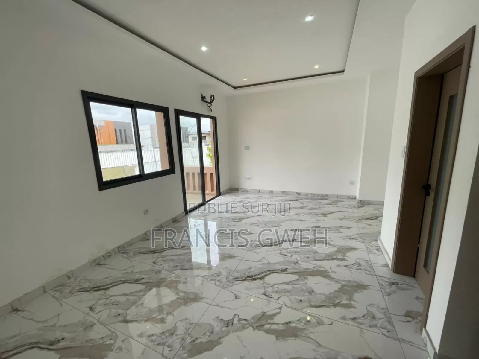 5chbre Duplex dans Francis Gweh, Cocody à Louer