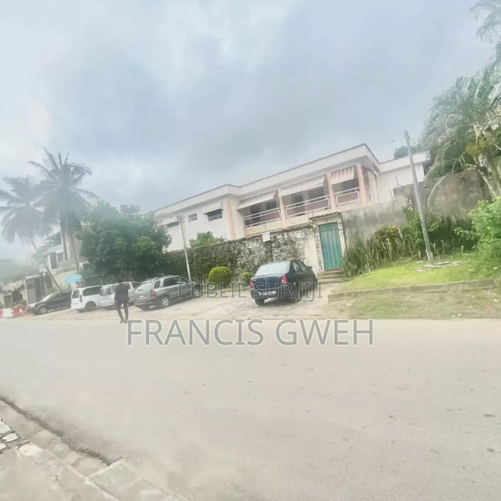 9chbre Duplex dans Francis Gweh, Cocody à Louer