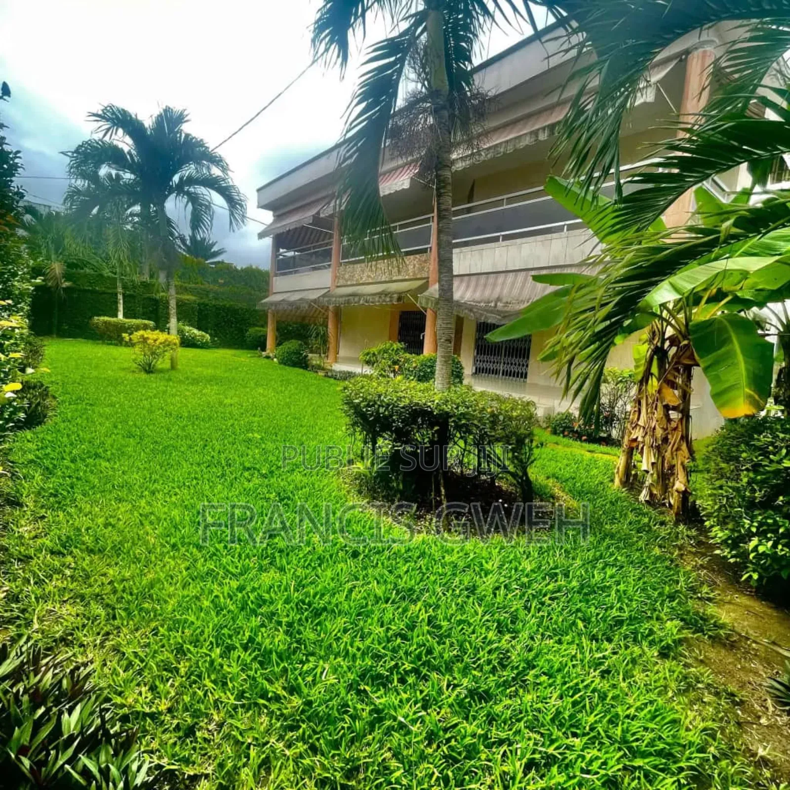 9chbre Duplex dans Francis Gweh, Cocody à Louer