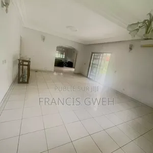 9chbre Duplex dans Francis Gweh, Cocody à Louer