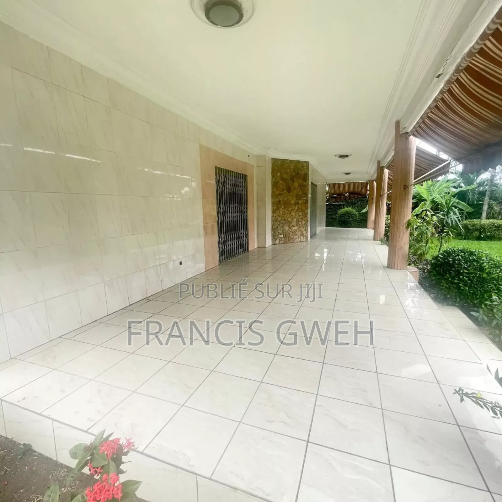 9chbre Duplex dans Francis Gweh, Cocody à Louer