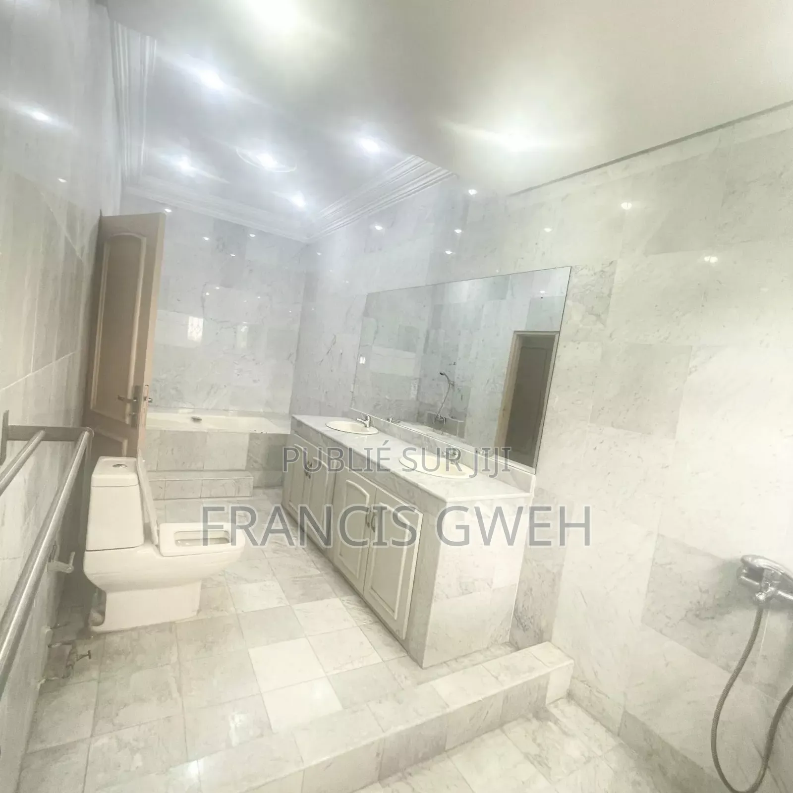 9chbre Duplex dans Francis Gweh, Cocody à Louer