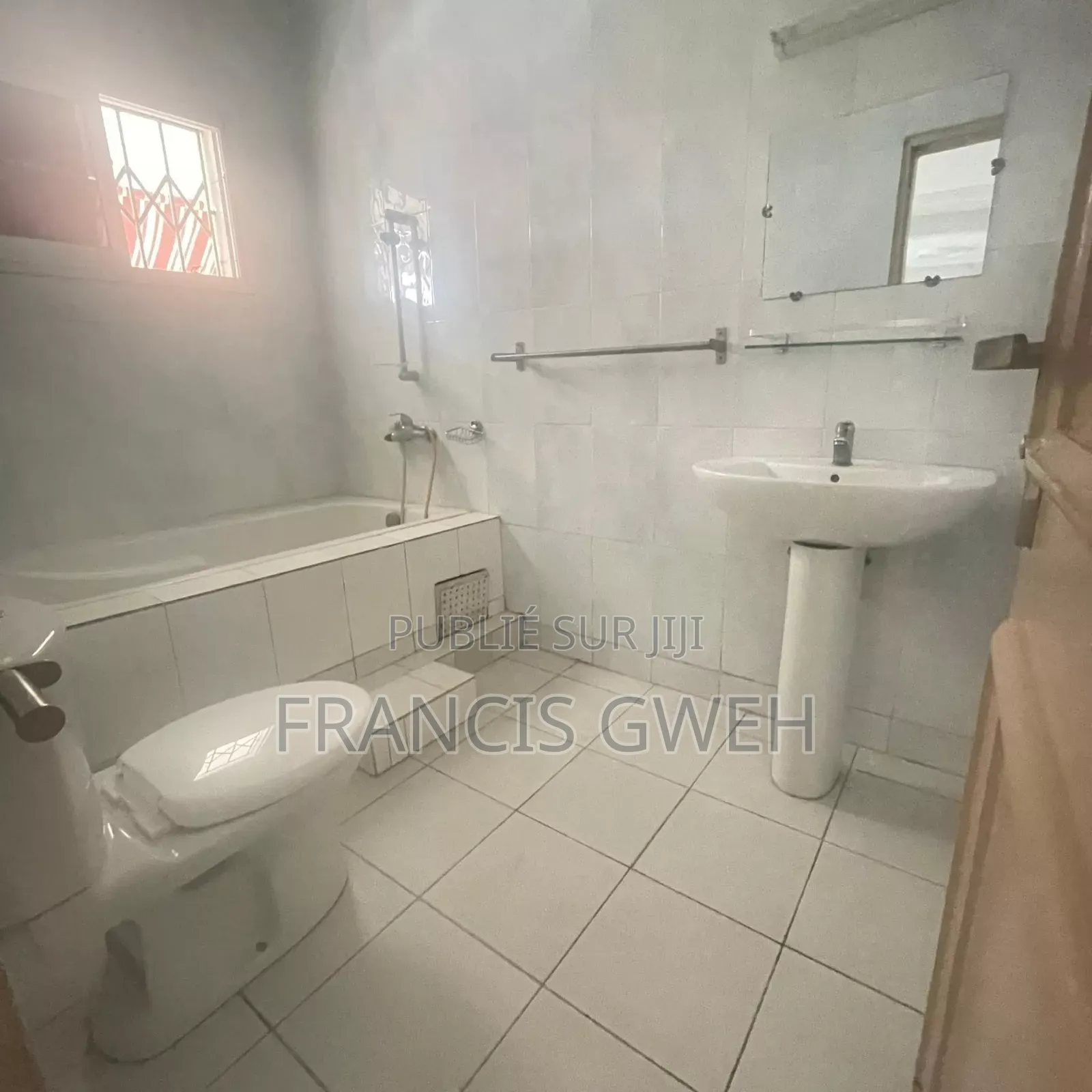 9chbre Duplex dans Francis Gweh, Cocody à Louer