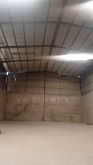 Entrepôt 1500m2 À Louer À Yopougon Zone Industrielle