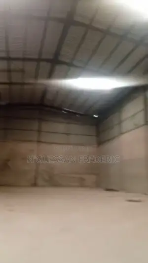 Entrepôt 1500m2 À Louer À Yopougon Zone Industrielle