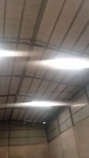 Entrepôt 1500m2 À Louer À Yopougon Zone Industrielle