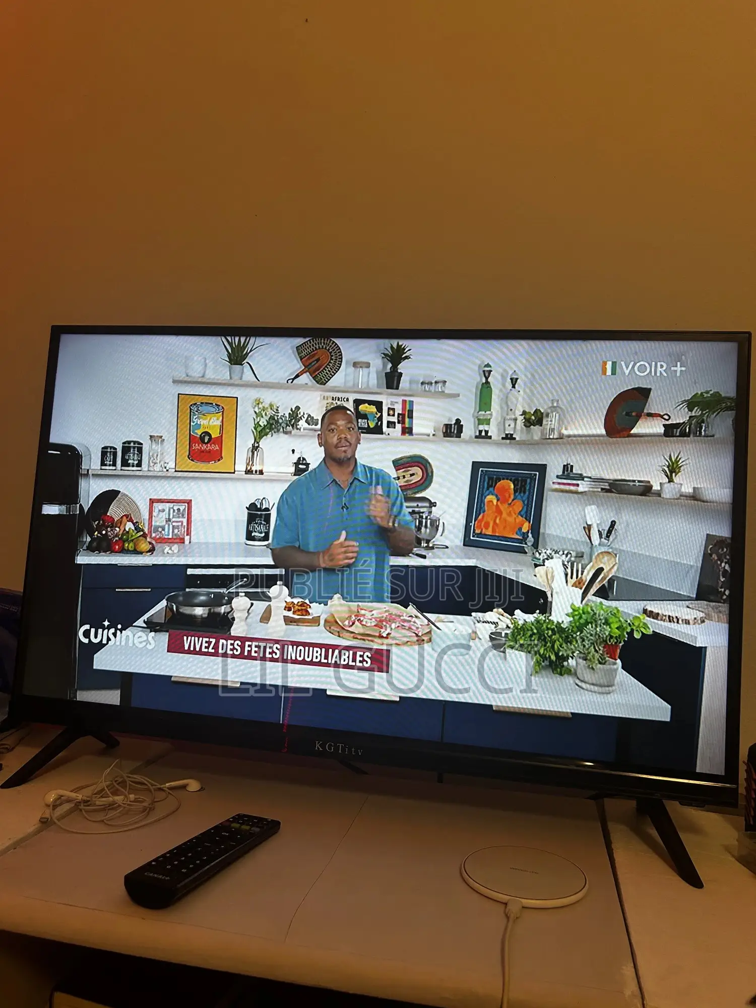 Une Télévision À Vendre