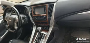 Mitsubishi Pajero Sport Exceed 2017 Blue