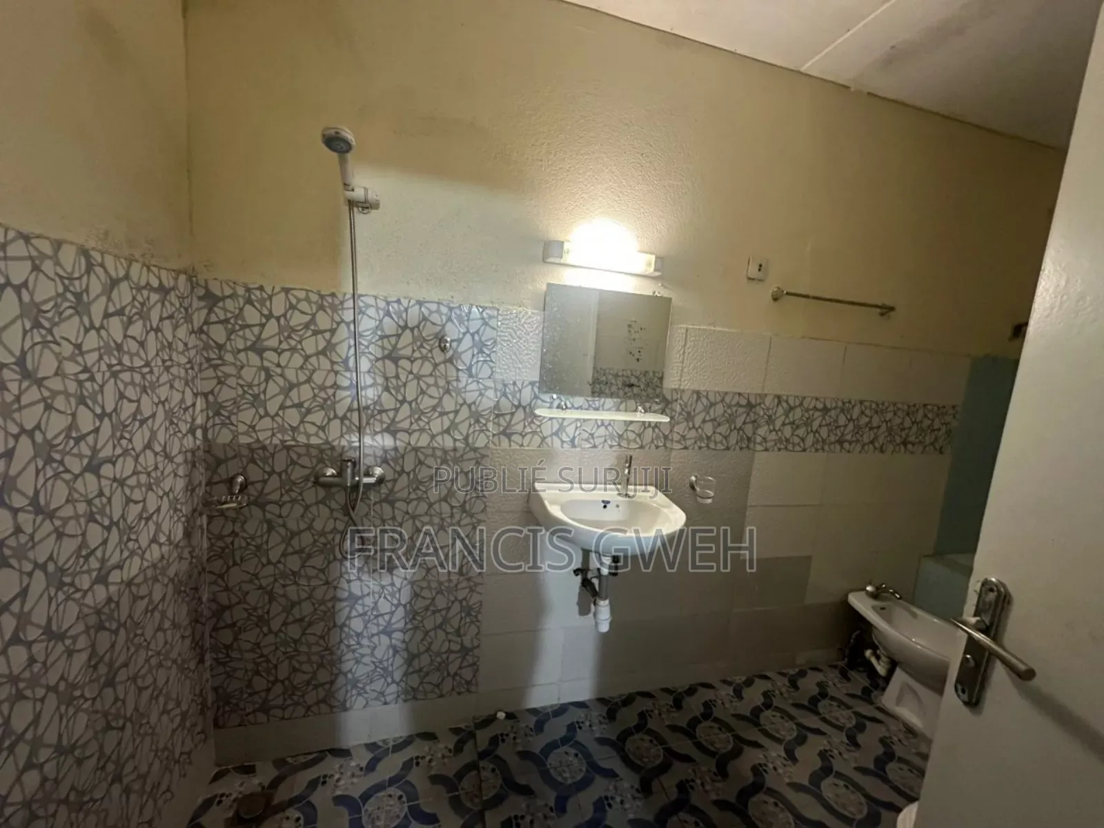 3chbre Villa dans Francis Gweh, Cocody à Louer