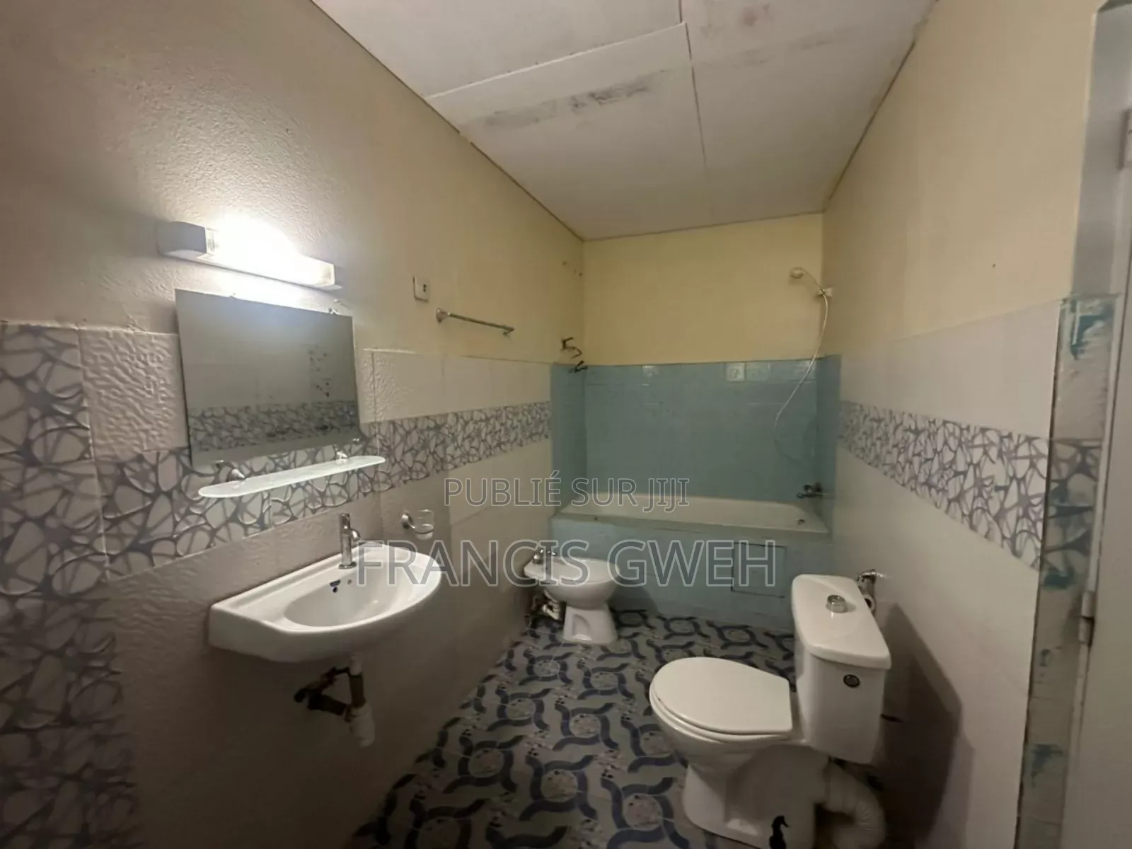 3chbre Villa dans Francis Gweh, Cocody à Louer