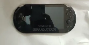 Ps Vita Noir Non Craqué Avec Quelques Disquettes(Écran Endommagé)