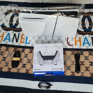 Ps5 Slim Standard Super Propre, Jamais Démontée. Vendue Avec Garantie.