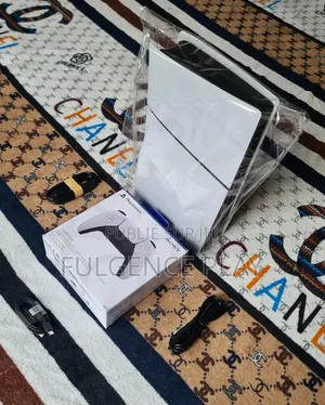 Ps5 Slim Standard Super Propre, Jamais Démontée. Vendue Avec Garantie.