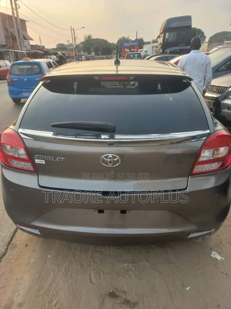 Toyota Starlet 2021 Gris