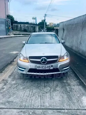 New Mercedes-Benz C300 2024 Gris