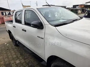 New Toyota Hilux 2024 Blanc cassé