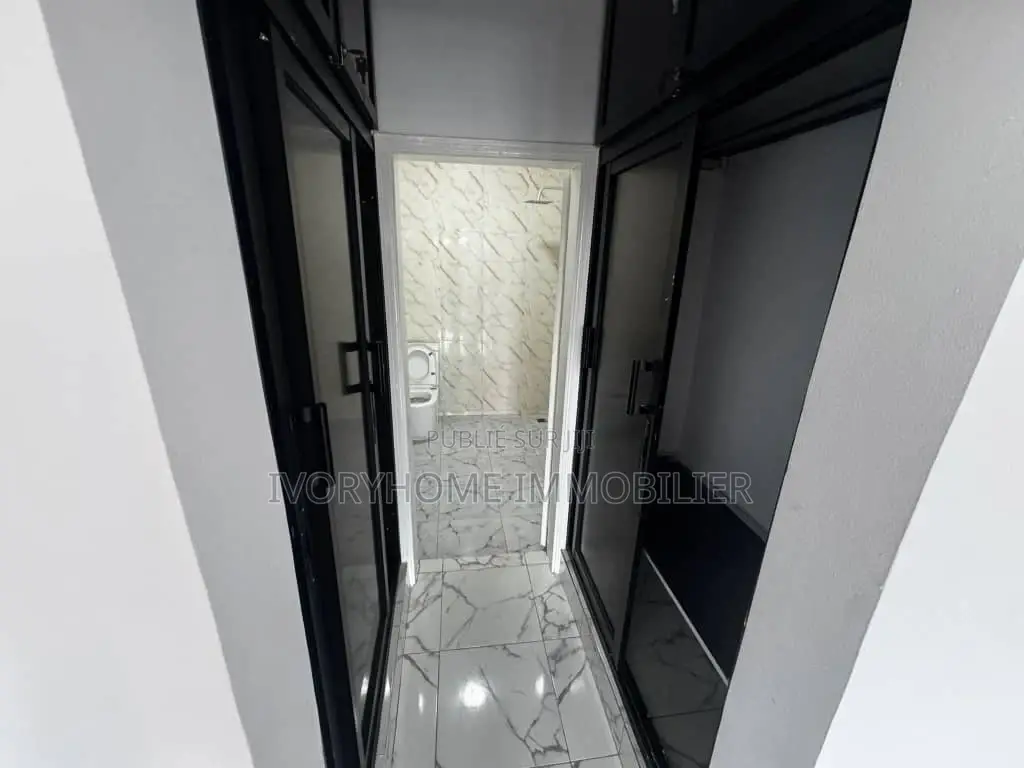 3chbre Villa dans Cocody à Louer