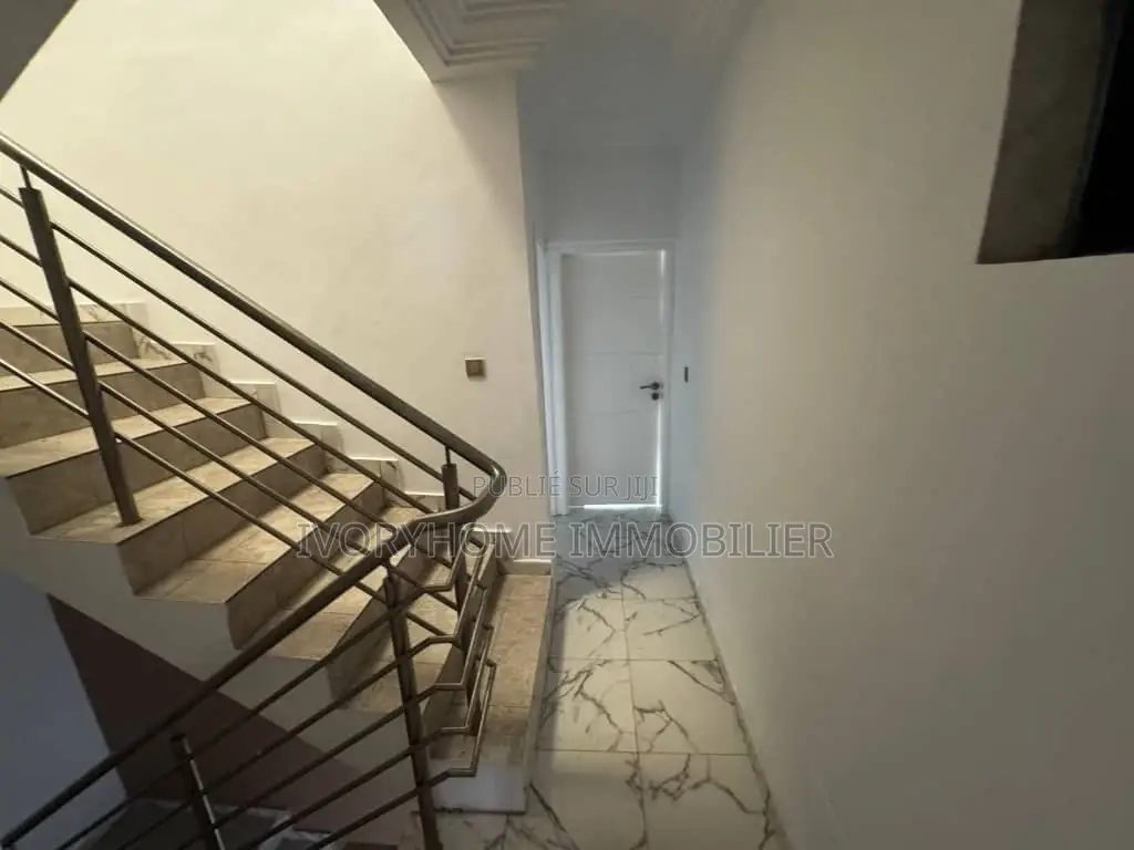 3chbre Villa dans Cocody à Louer