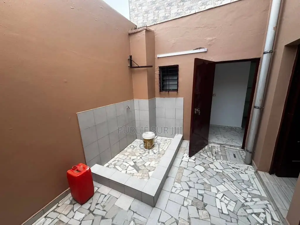 3chbre Villa dans Cocody à Louer