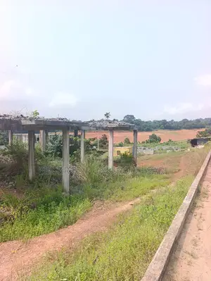 Terrain en Bordure Et Vue Lagunaire a 500 Milions