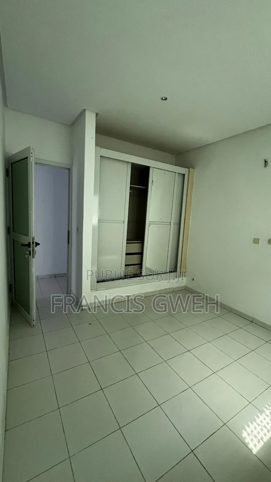 3chbre Villa dans Francis Gweh, Cocody à Louer