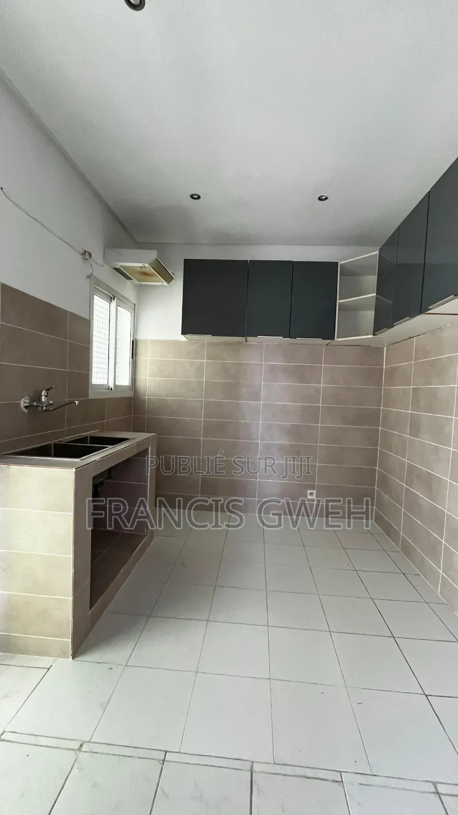 3chbre Villa dans Francis Gweh, Cocody à Louer