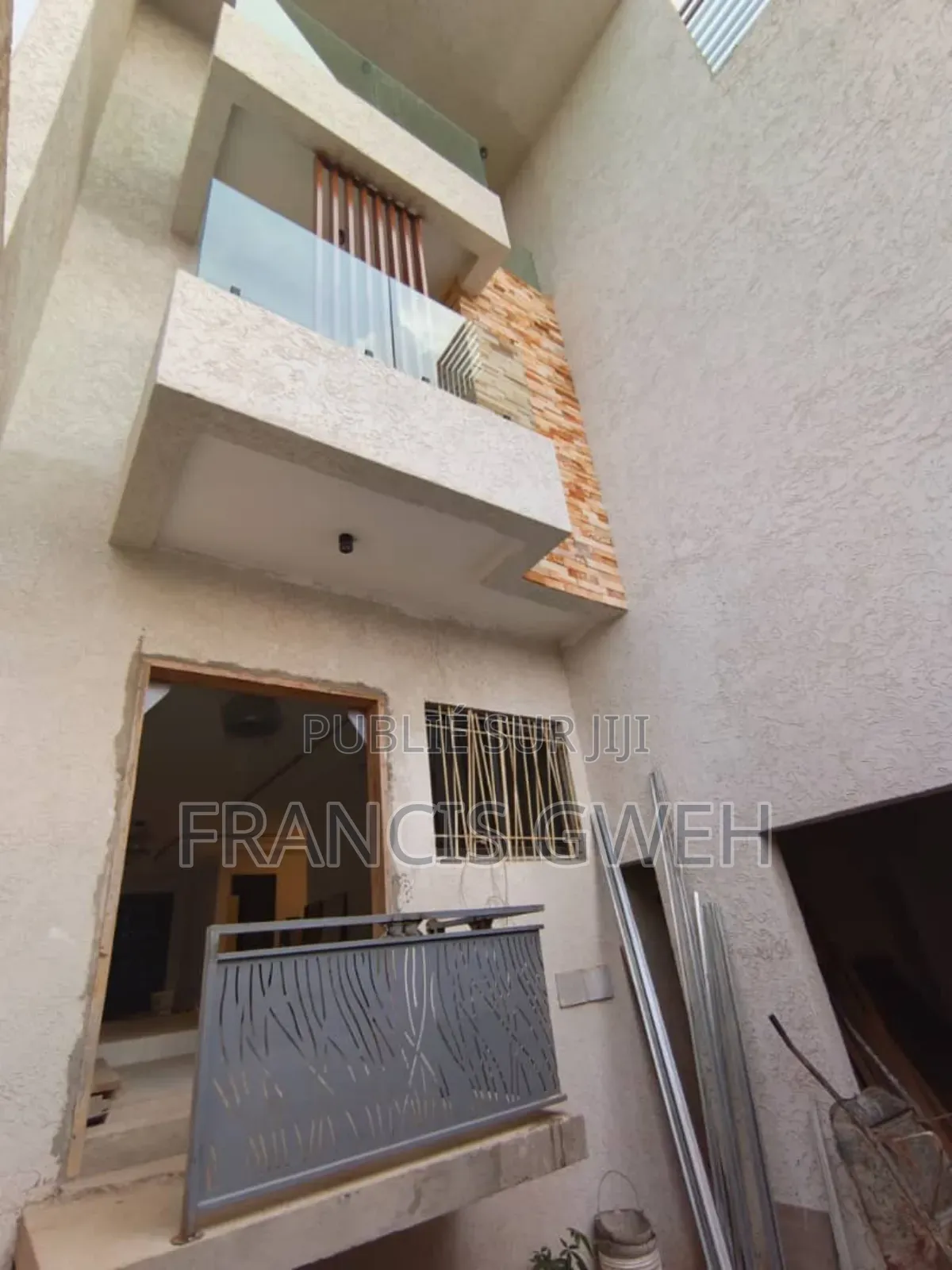 6chbre Villa dans Francis Gweh, Cocody à Vendre