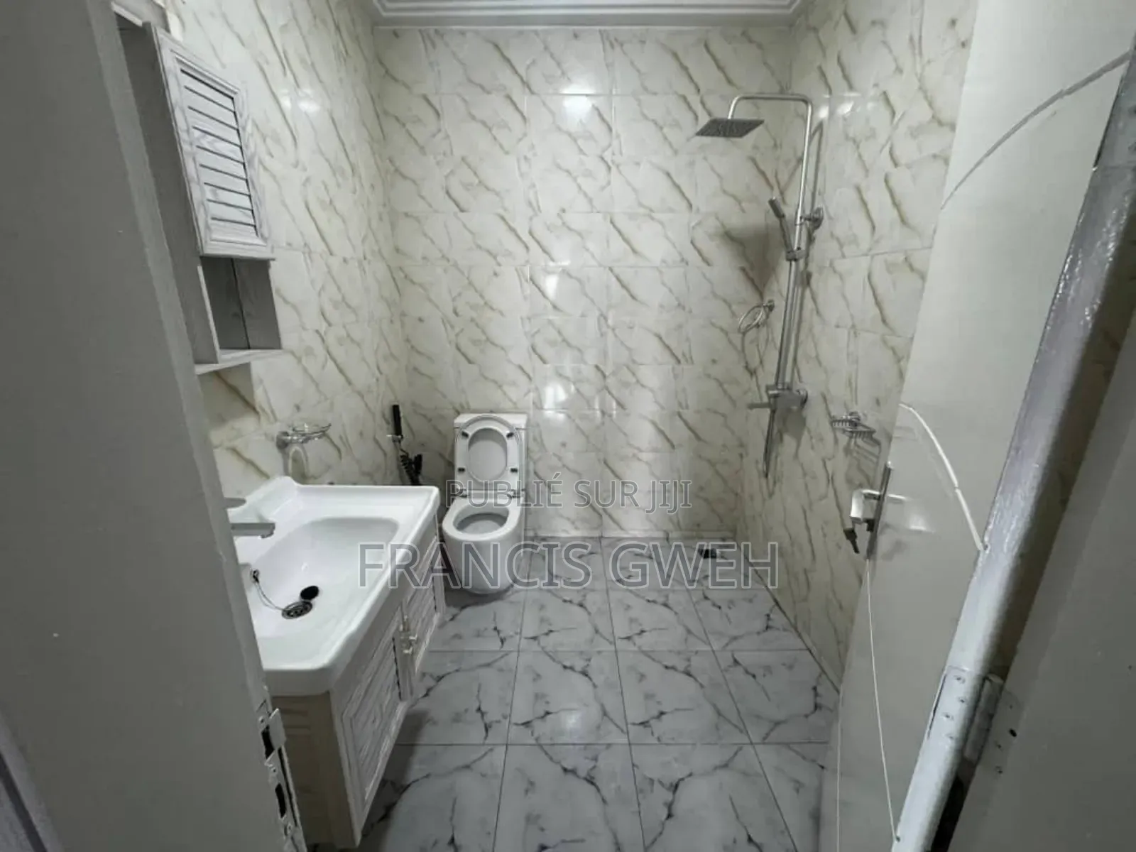 3chbre Duplex dans Francis Gweh, Cocody à Louer