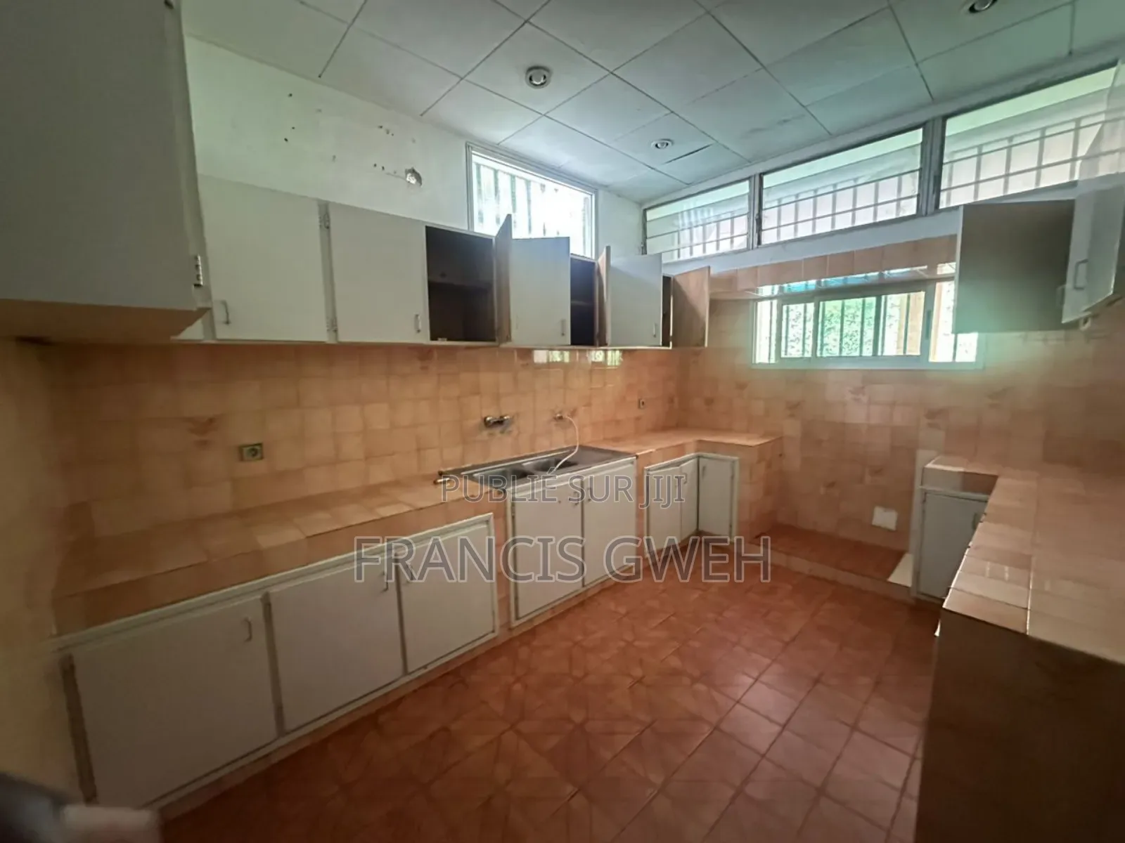 4chbre Villa dans Francis Gweh, Cocody à Louer