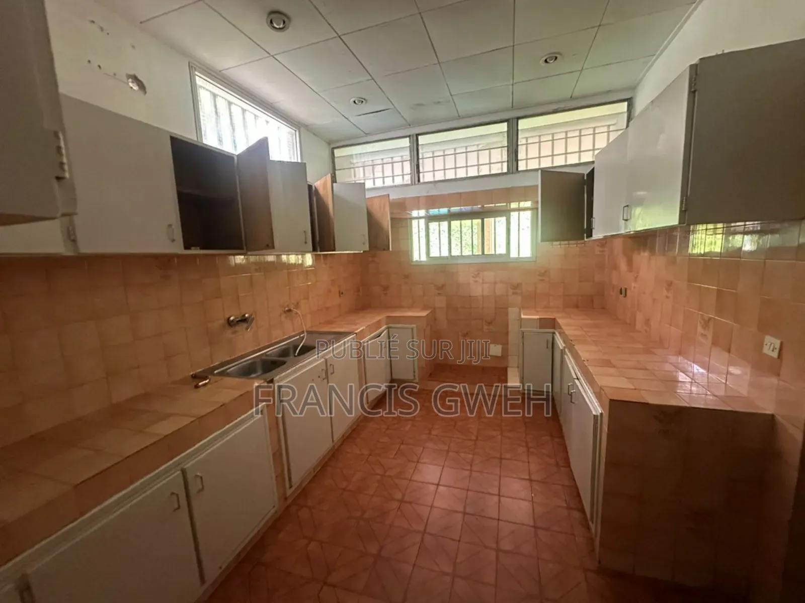 4chbre Villa dans Francis Gweh, Cocody à Louer