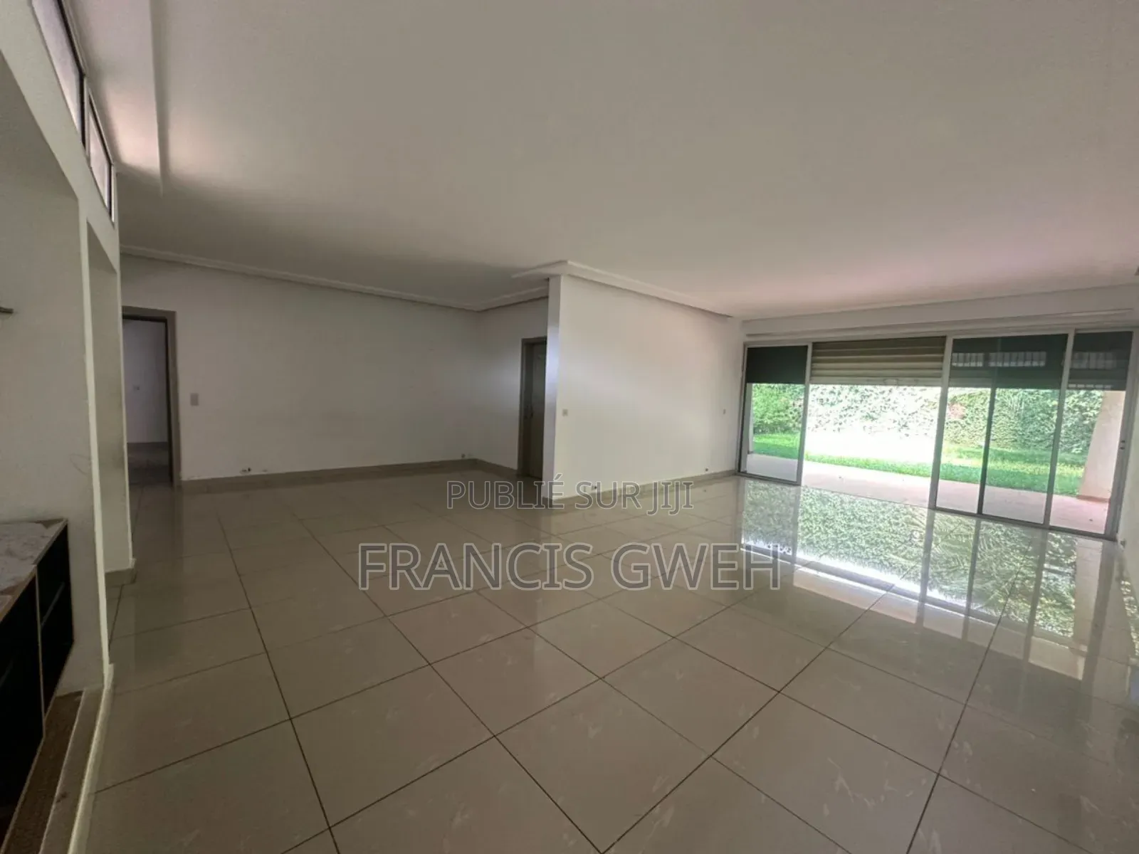 4chbre Villa dans Francis Gweh, Cocody à Louer