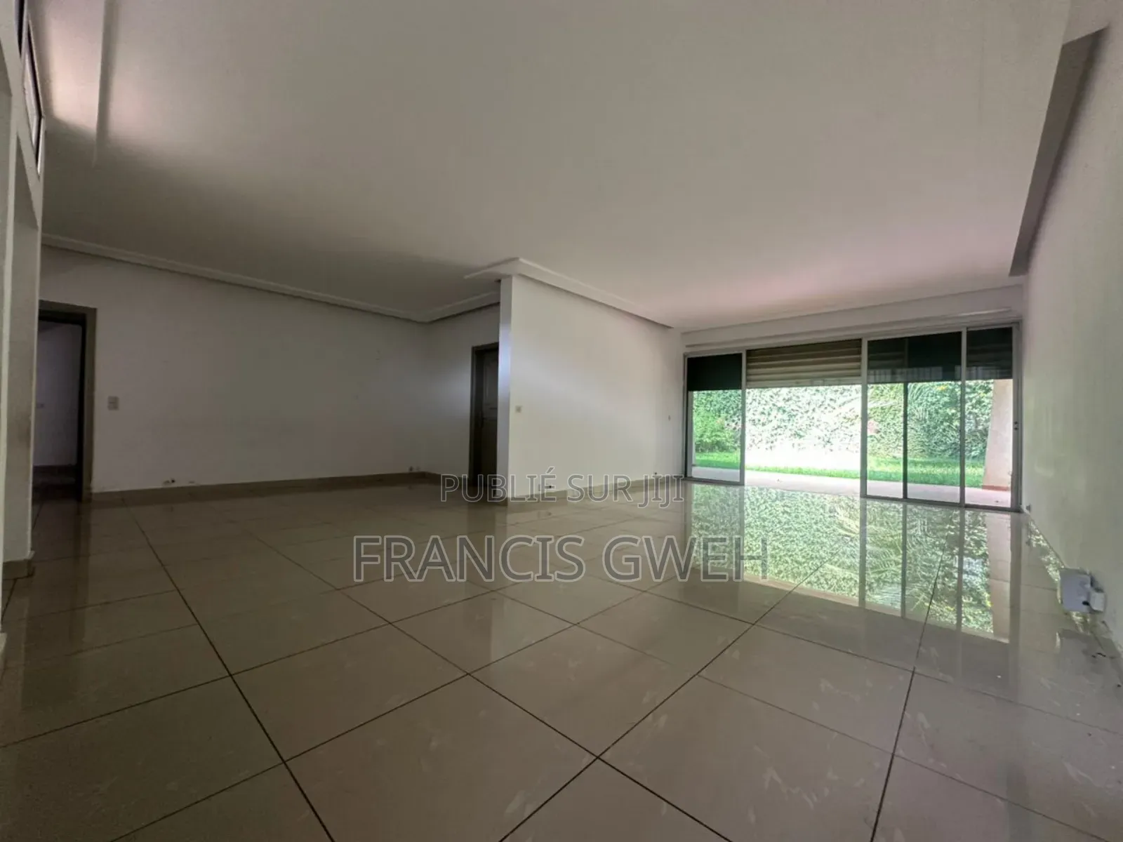 4chbre Villa dans Francis Gweh, Cocody à Louer