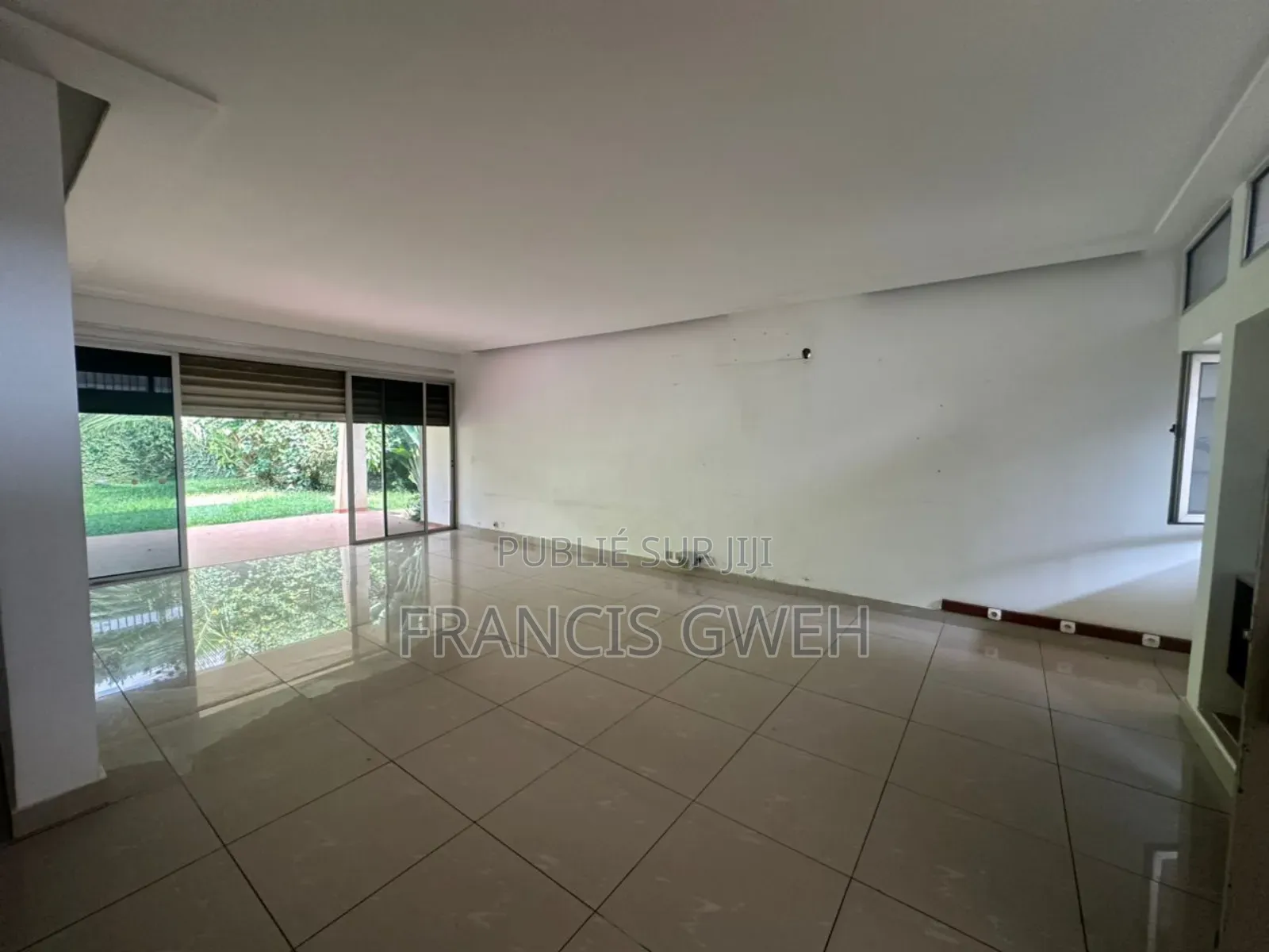 4chbre Villa dans Francis Gweh, Cocody à Louer