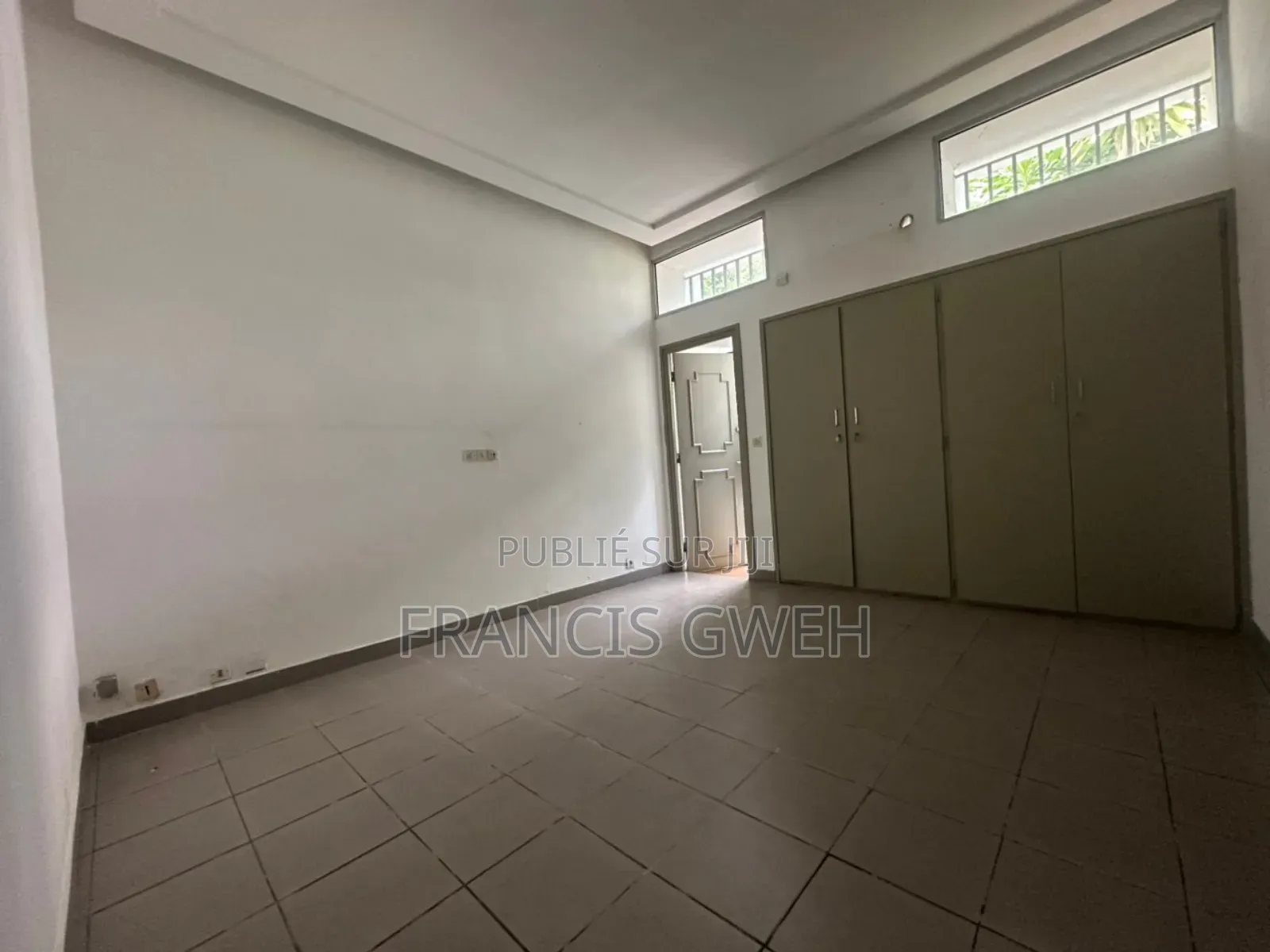 4chbre Villa dans Francis Gweh, Cocody à Louer