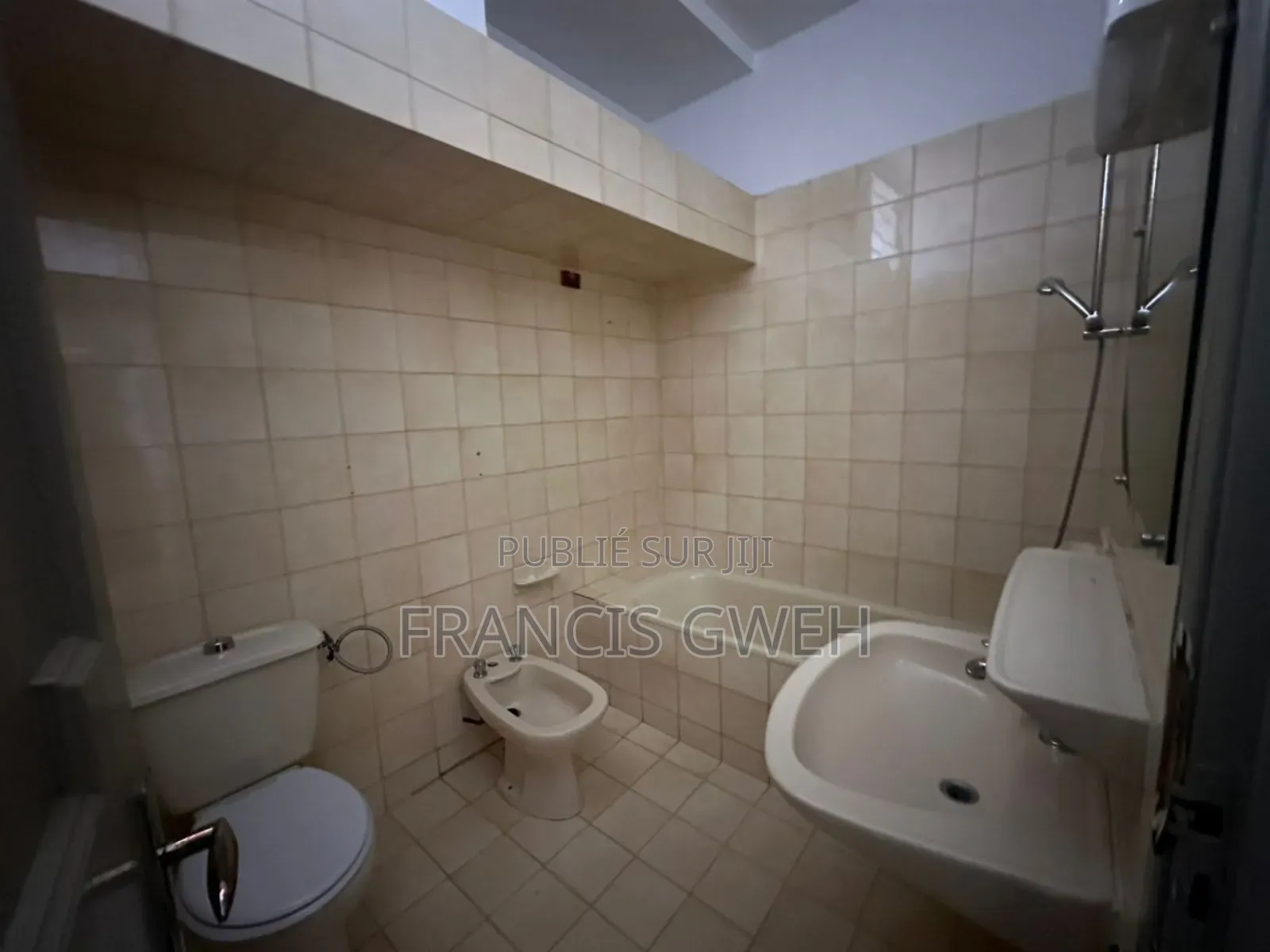 4chbre Villa dans Francis Gweh, Cocody à Louer