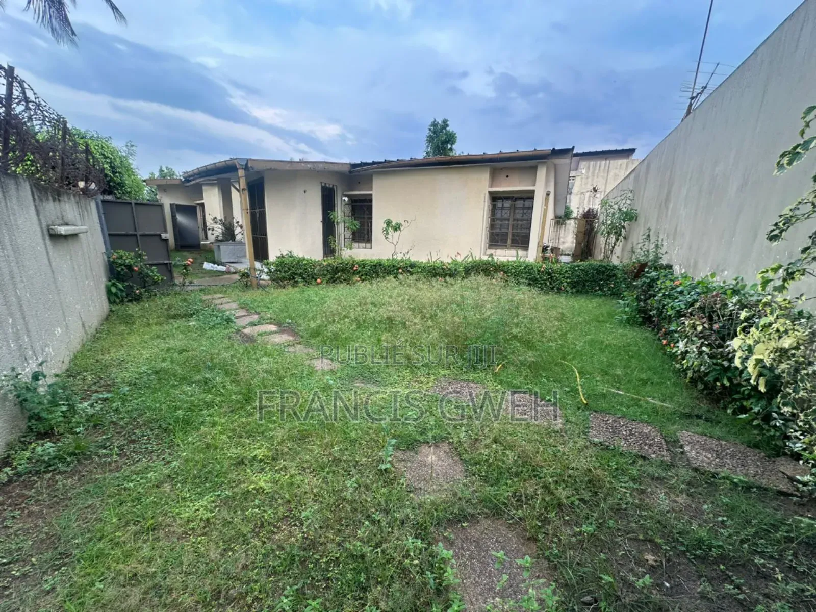 4chbre Villa dans Francis Gweh, Cocody à Louer