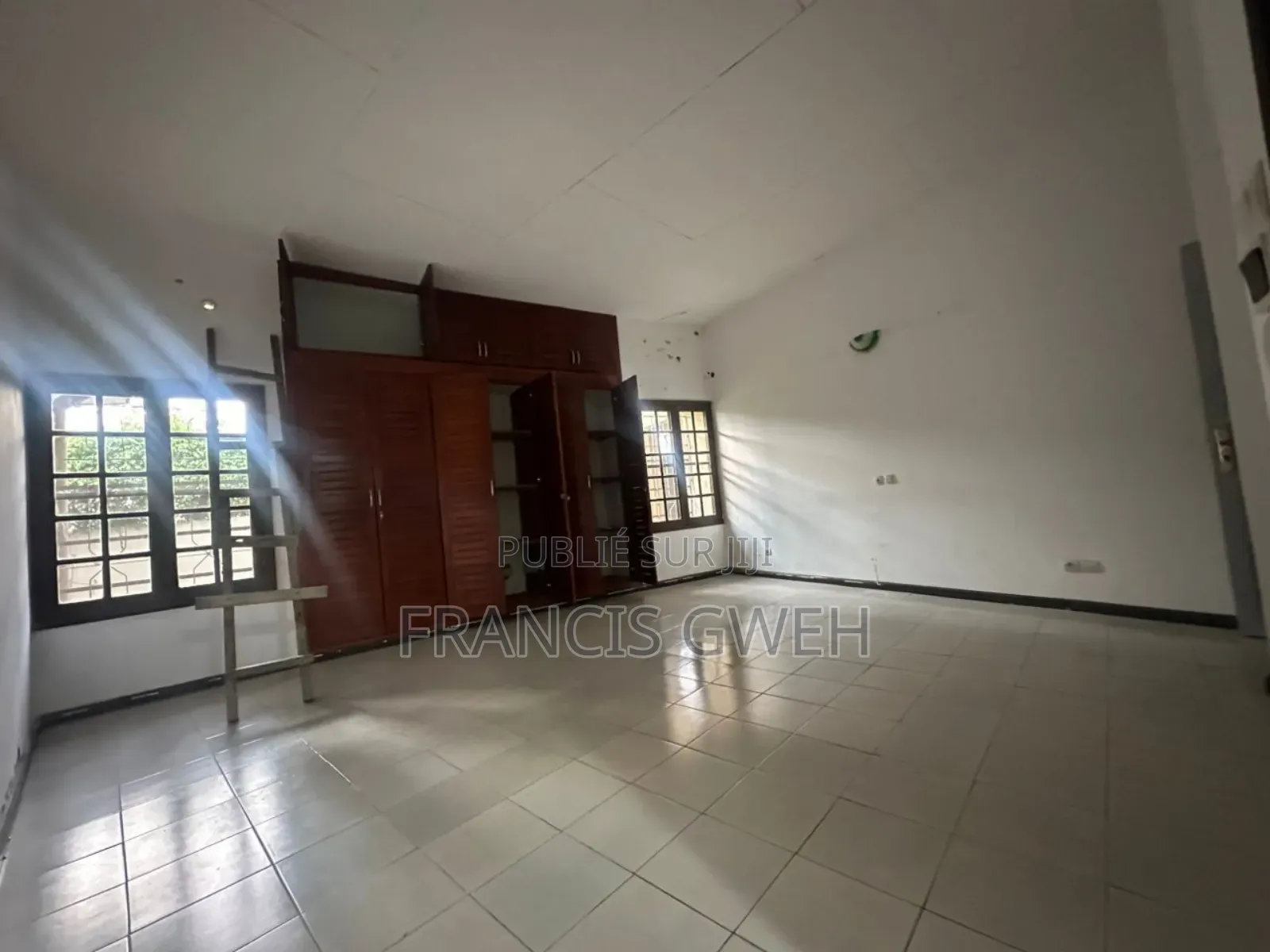 4chbre Villa dans Francis Gweh, Cocody à Louer