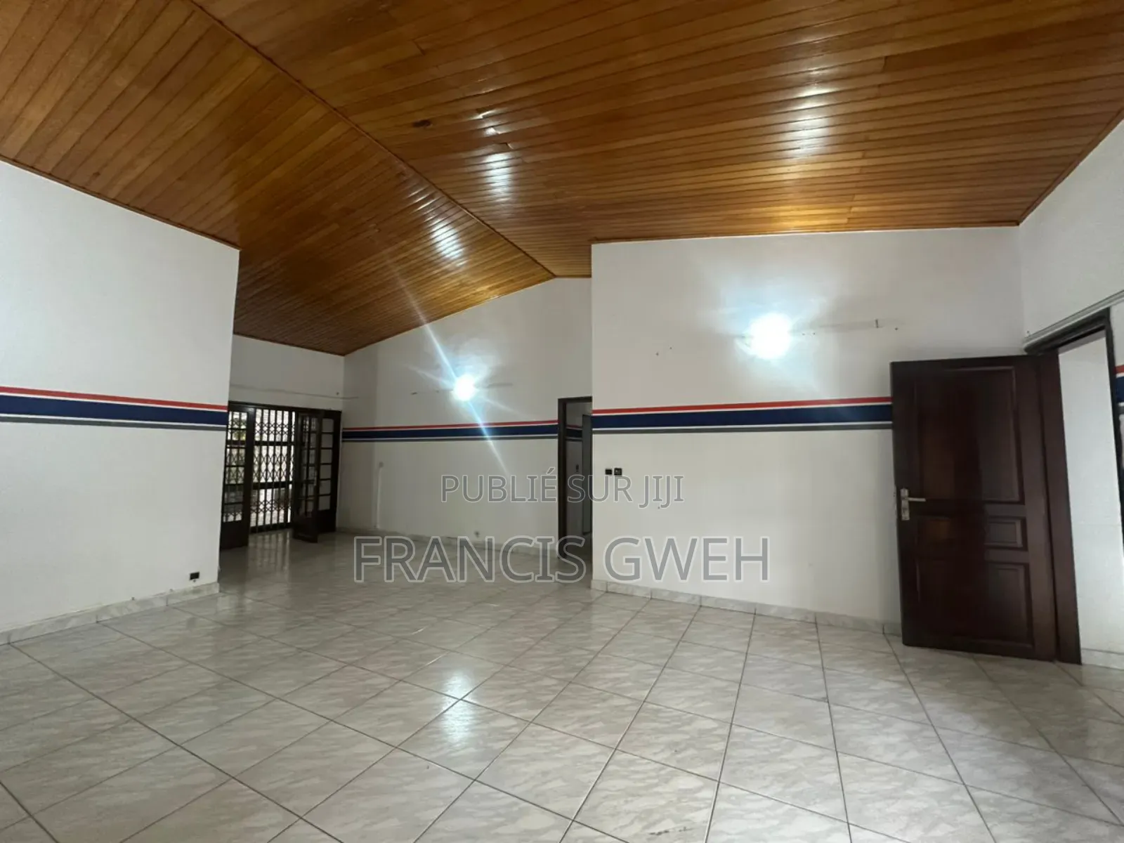 4chbre Villa dans Francis Gweh, Cocody à Louer