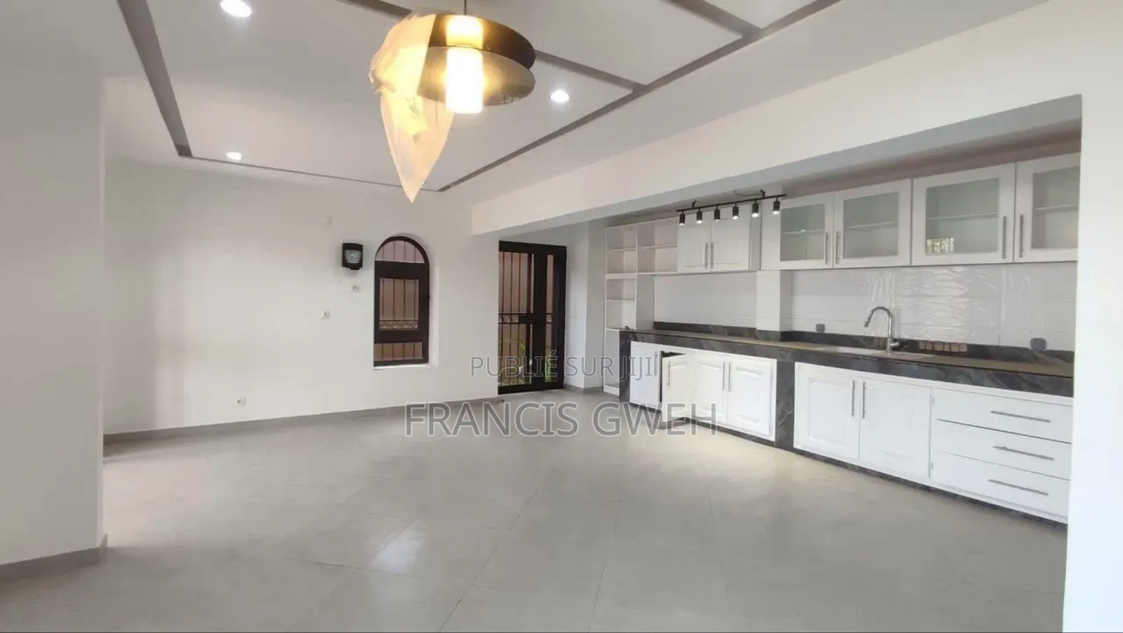 5chbre Duplex dans Francis Gweh, Cocody à Louer