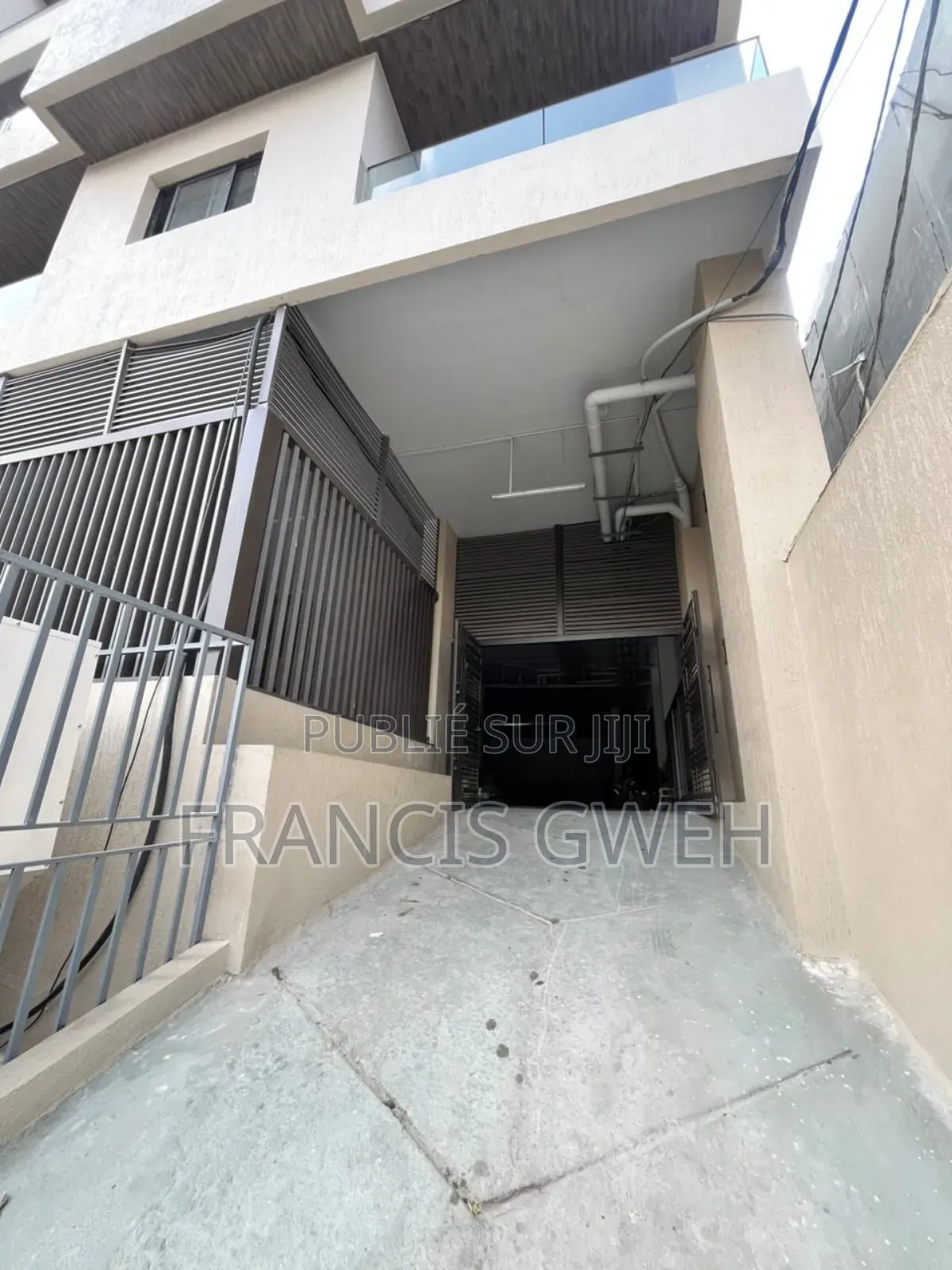 3chbre Appartement dans Francis Gweh, Cocody à Vendre