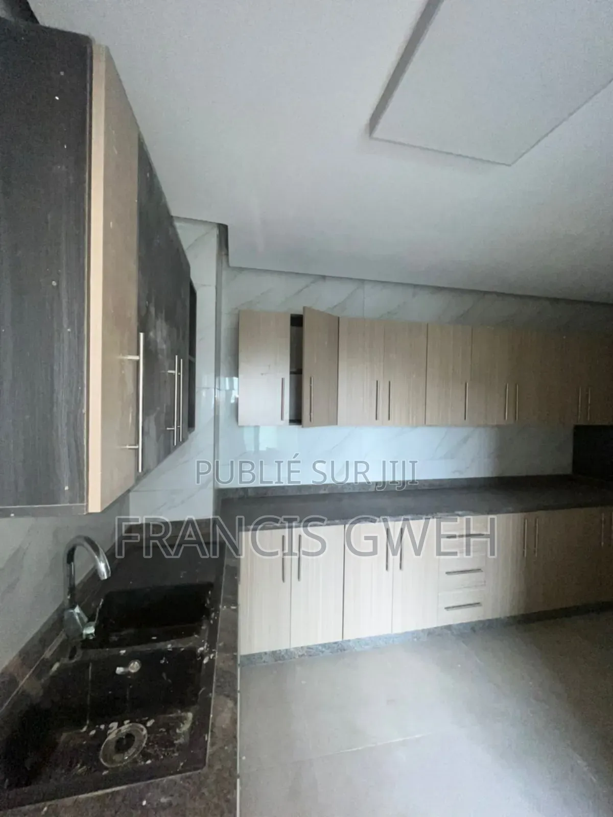 3chbre Appartement dans Francis Gweh, Cocody à Vendre