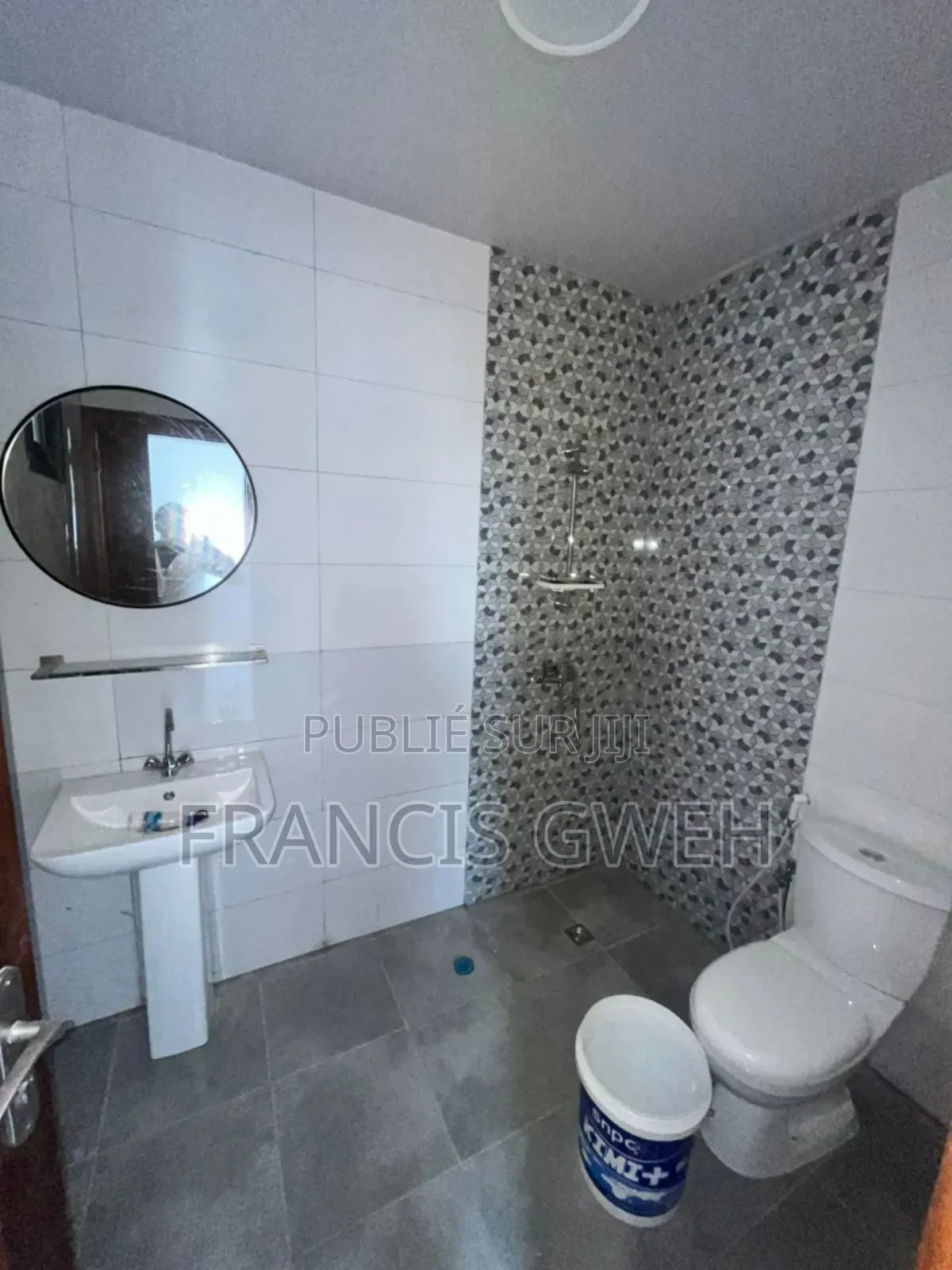 3chbre Appartement dans Francis Gweh, Cocody à Vendre