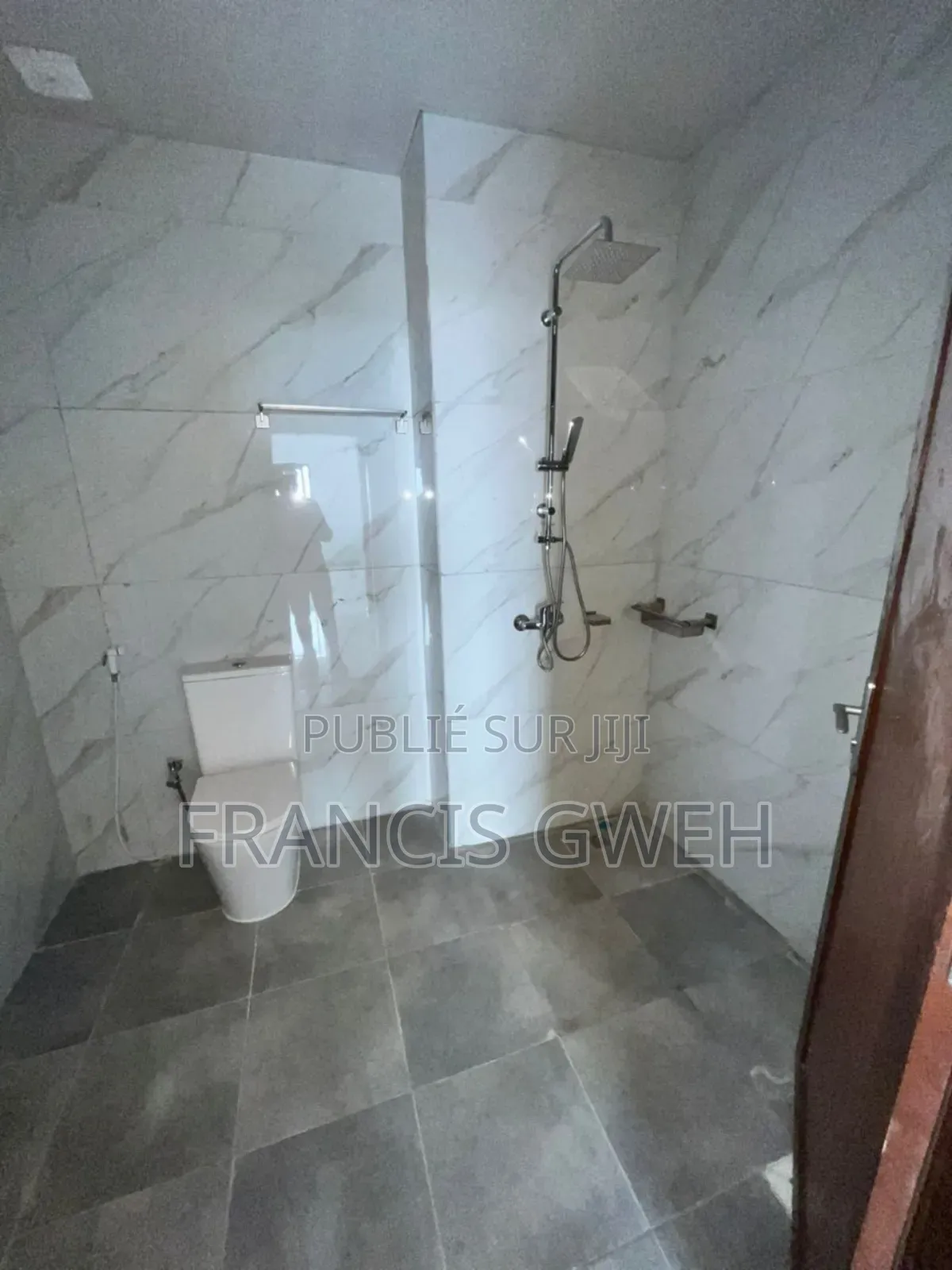 3chbre Appartement dans Francis Gweh, Cocody à Vendre