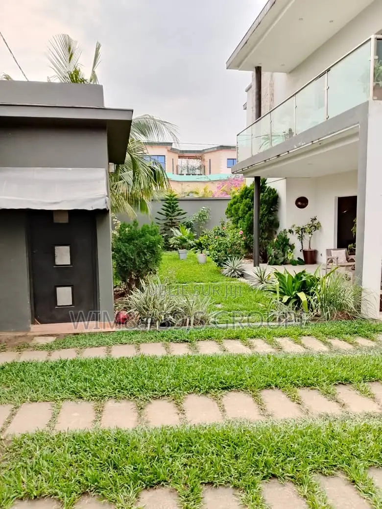 6chbre Villa dans Cocody à Vendre