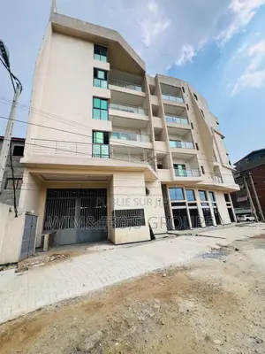 Immeuble a Angré R+4 Nouveaux Chu Angré